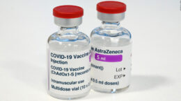 Pedro Luis Martín Olivares - Los funcionarios se apresuran a defender la vacuna AstraZeneca Covid después de la guía de coágulos de sangre del Reino Unido y la UE